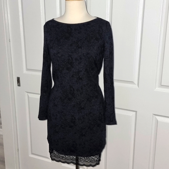 Blue shimmering dress with lace details - Picture 2 of 5